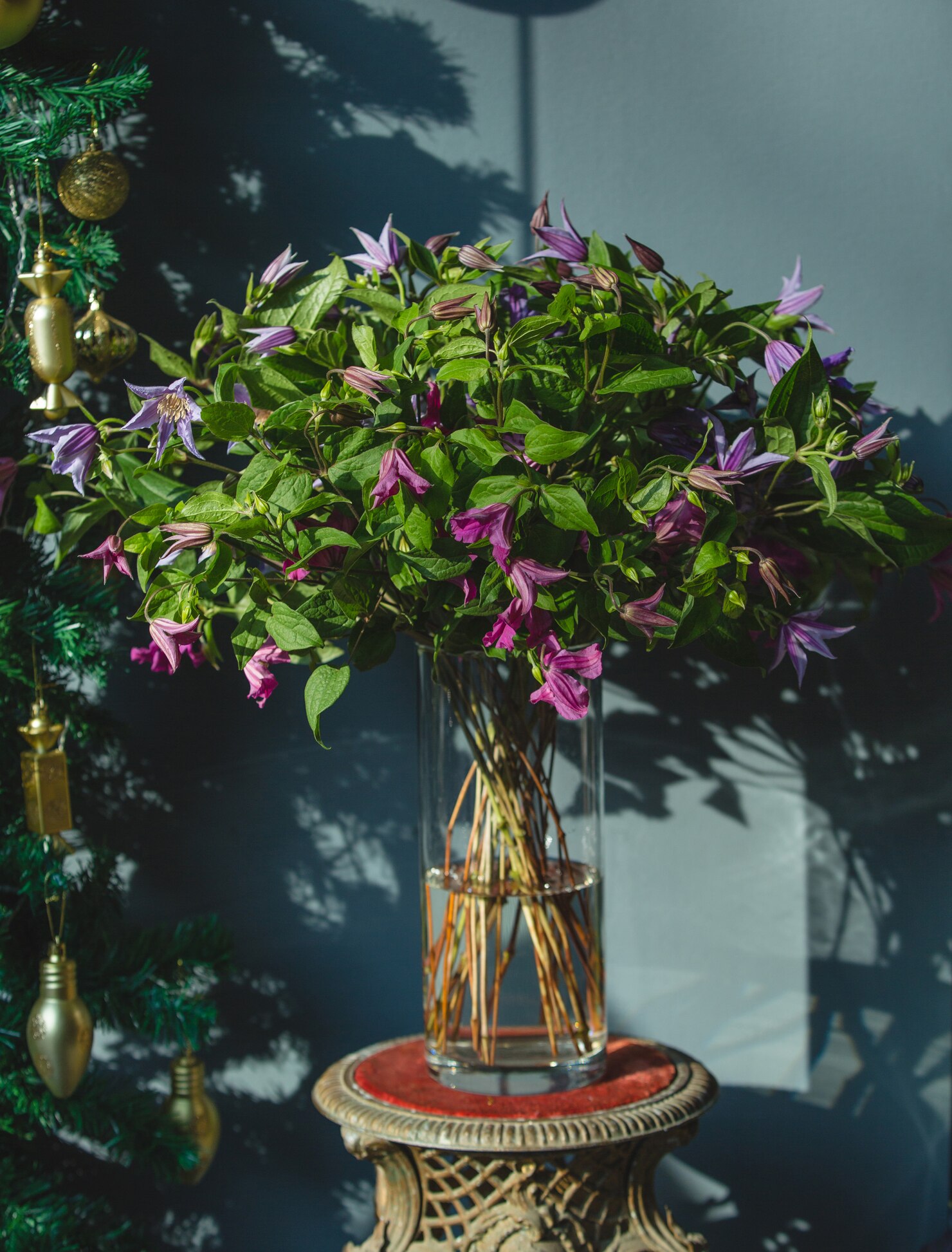 bouquet-violet-flowers-with-green-leaves-inside-vase_114579-1437